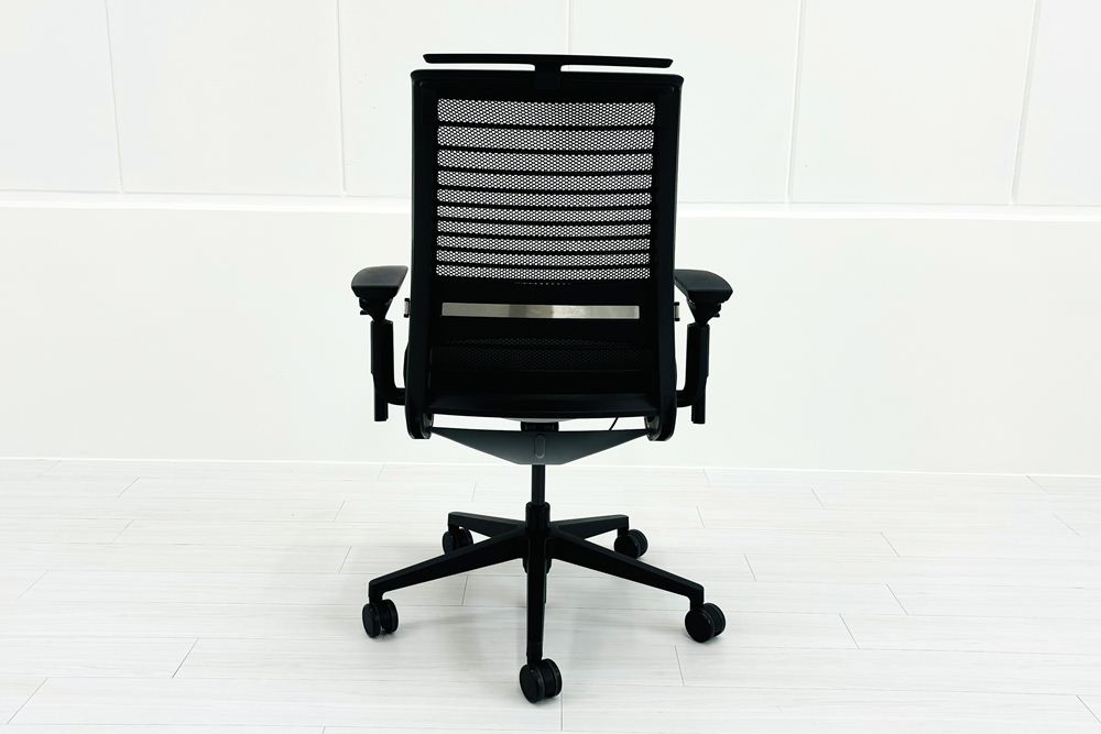 スチールケース シンクチェア 2015年製 中古 ブラック クッション メッシュ Steelcase Think 可動肘 中古オフィス家具 465A300の画像