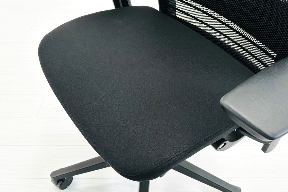 スチールケース シンクチェア 2015年製 中古 ブラック クッション メッシュ Steelcase Think 可動肘 中古オフィス家具 465A300の画像