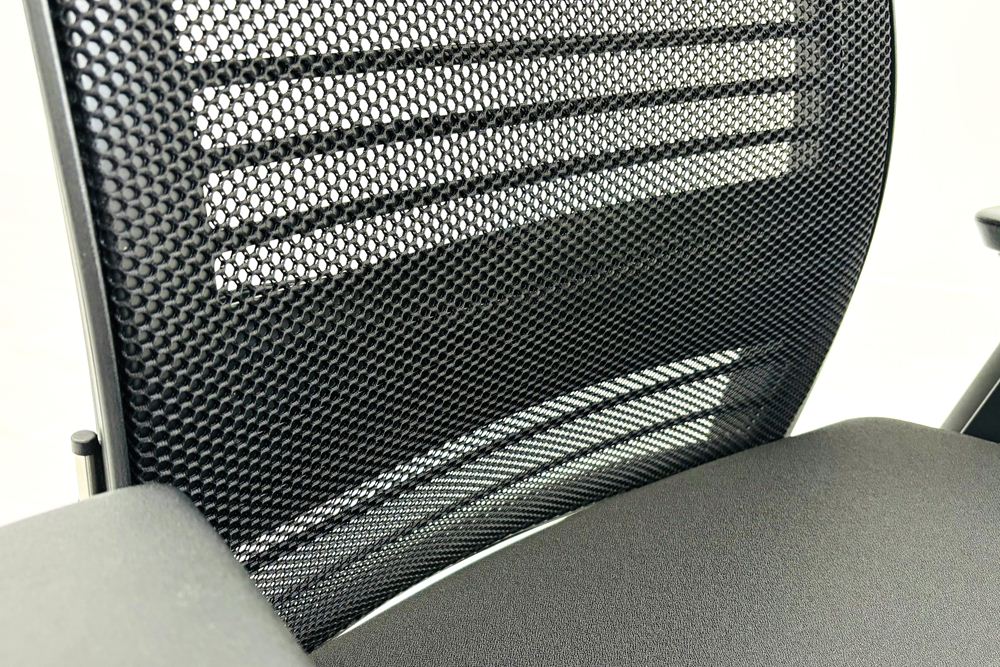 スチールケース シンクチェア 2015年製 中古 ブラック クッション メッシュ Steelcase Think 可動肘 中古オフィス家具 465A300の画像