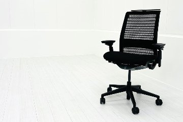 スチールケース シンクチェア 2015年製 中古 ブラック クッション メッシュ Steelcase Think 可動肘 中古オフィス家具 465A300の画像
