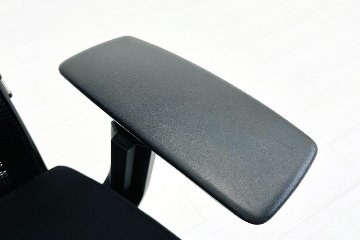 スチールケース シンクチェア 2015年製 中古 ブラック クッション メッシュ Steelcase Think 可動肘 中古オフィス家具 465A300の画像