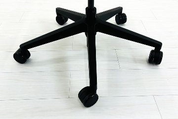 スチールケース シンクチェア 2015年製 中古 ブラック クッション メッシュ Steelcase Think 可動肘 中古オフィス家具 465A300の画像