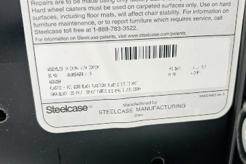 スチールケース シンクチェア 2015年製 中古 ブラック クッション メッシュ Steelcase Think 可動肘 中古オフィス家具 465A300の画像