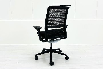 スチールケース シンクチェア 2015年製 中古 ブラック クッション メッシュ Steelcase Think 可動肘 中古オフィス家具 465A300の画像