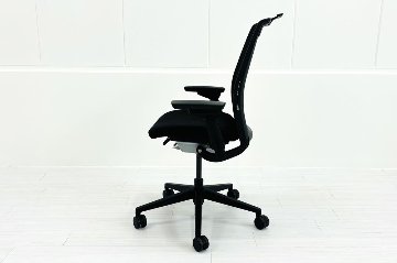 スチールケース シンクチェア 2015年製 中古 ブラック クッション メッシュ Steelcase Think 可動肘 中古オフィス家具 465A300の画像
