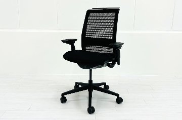 スチールケース シンクチェア 2015年製 中古 ブラック クッション メッシュ Steelcase Think 可動肘 中古オフィス家具 465A300の画像
