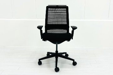 スチールケース シンクチェア 2015年製 中古 ブラック クッション メッシュ Steelcase Think 可動肘 中古オフィス家具 465A300の画像