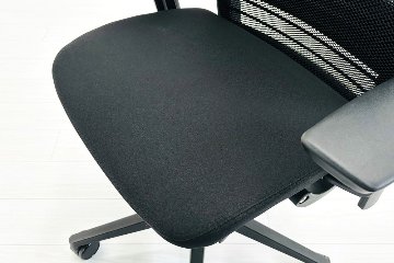 スチールケース シンクチェア 2015年製 中古 ブラック クッション メッシュ Steelcase Think 可動肘 中古オフィス家具 465A300の画像