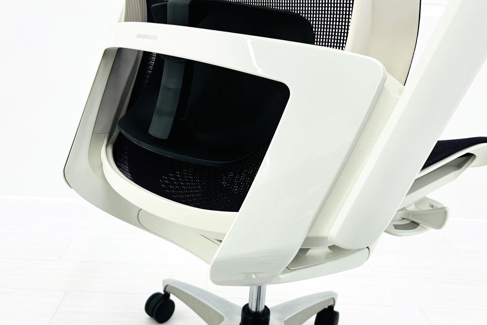 オカムラ フィノラチェア 中古 2020年製 OKAMURA Finora メッシュ 中古オフィス家具 可動肘 パープルの画像