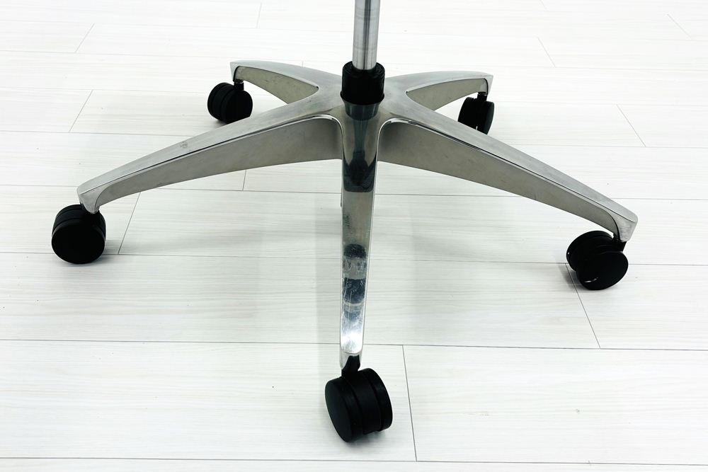 オカムラ フィノラチェア 中古 2020年製 OKAMURA Finora メッシュ 中古オフィス家具 可動肘 パープルの画像
