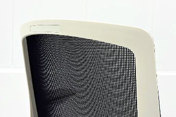 オカムラ フィノラチェア 中古 2020年製 OKAMURA Finora メッシュ 中古オフィス家具 可動肘 パープルの画像