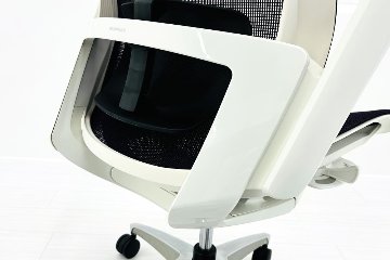 オカムラ フィノラチェア 中古 2020年製 OKAMURA Finora メッシュ 中古オフィス家具 可動肘 パープルの画像