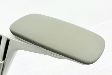 オカムラ フィノラチェア 中古 2020年製 OKAMURA Finora メッシュ 中古オフィス家具 可動肘 パープルの画像