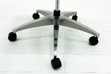 オカムラ フィノラチェア 中古 2020年製 OKAMURA Finora メッシュ 中古オフィス家具 可動肘 パープルの画像