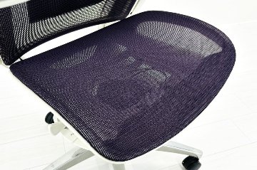 オカムラ フィノラチェア 中古 2020年製 OKAMURA Finora メッシュ 中古オフィス家具 可動肘 パープルの画像