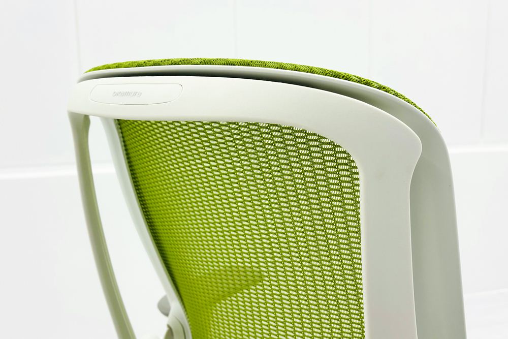オカムラ シルフィーチェア 中古 2021年製 ハイバック 固定肘 OKAMURA Sylphy 中古オフィス家具 ライムグリーンの画像