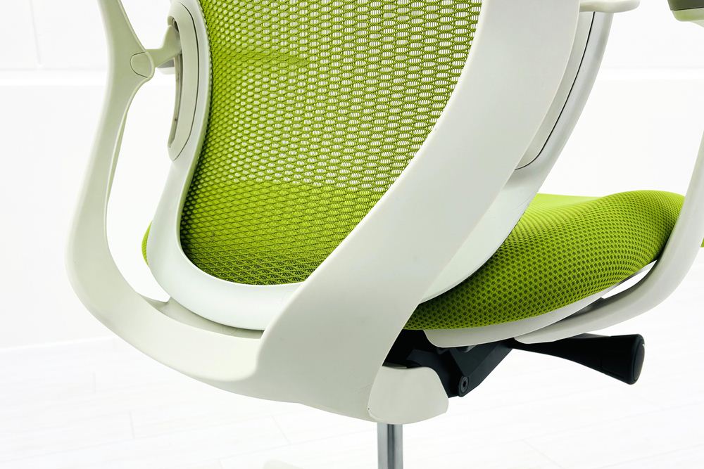 オカムラ シルフィーチェア 中古 2021年製 ハイバック 固定肘 OKAMURA Sylphy 中古オフィス家具 ライムグリーンの画像
