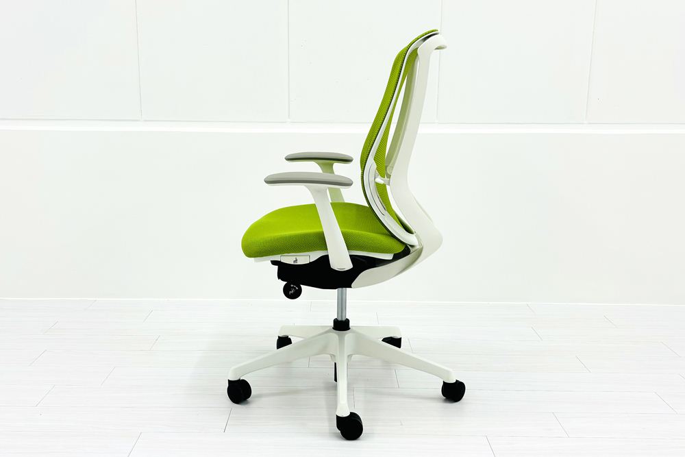 オカムラ シルフィーチェア 中古 2021年製 ハイバック 固定肘 OKAMURA Sylphy 中古オフィス家具 ライムグリーンの画像