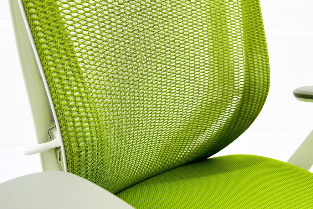 オカムラ シルフィーチェア 中古 2021年製 ハイバック 固定肘 OKAMURA Sylphy 中古オフィス家具 ライムグリーンの画像
