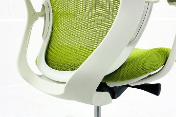 オカムラ シルフィーチェア 中古 2021年製 ハイバック 固定肘 OKAMURA Sylphy 中古オフィス家具 ライムグリーンの画像