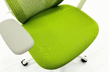 オカムラ シルフィーチェア 中古 2021年製 ハイバック 固定肘 OKAMURA Sylphy 中古オフィス家具 ライムグリーンの画像