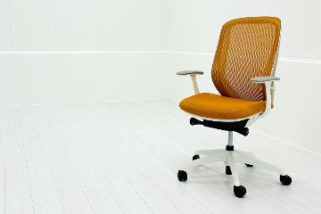 オカムラ シルフィーチェア 中古 2022年製 ハイバック 固定肘 OKAMURA Sylphy 中古オフィス家具 オレンジの画像