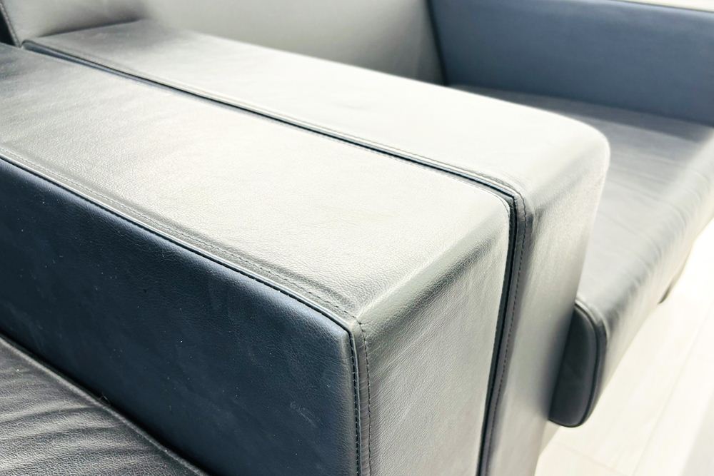 コクヨ ラシーマ 中古 応接セット レザー 応接家具 【4点セット】 応接ソファ 応接テーブル 応接ソファー 中古オフィス家具の画像