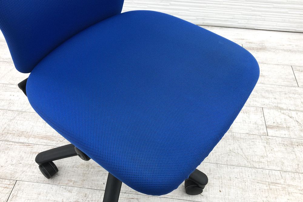 オカムラ カロッツァチェア 中古 クッション ローバック 肘無 ブルー OKAMURA Carrozza 中古オフィス家具の画像