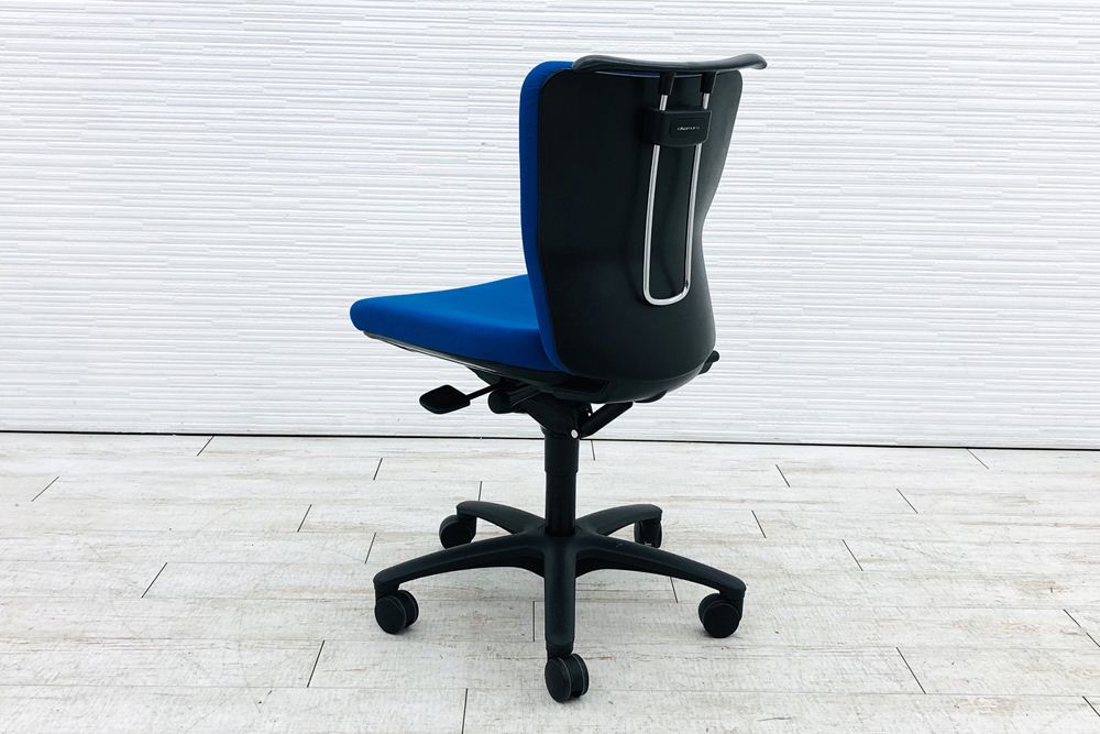 オカムラ カロッツァチェア 中古 クッション ローバック 肘無 ブルー OKAMURA Carrozza 中古オフィス家具の画像