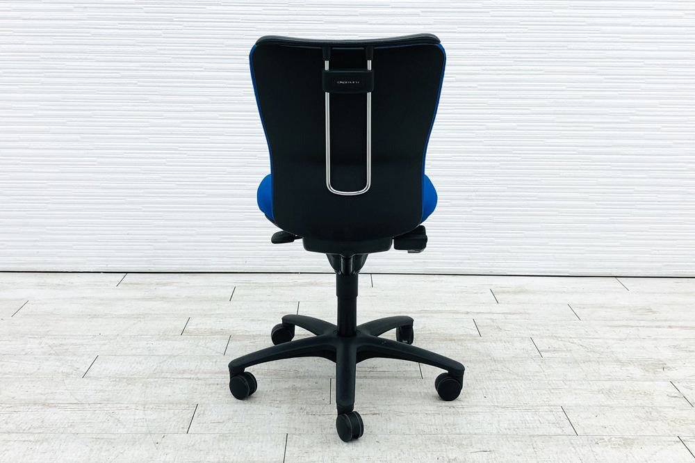 オカムラ カロッツァチェア 中古 クッション ローバック 肘無 ブルー OKAMURA Carrozza 中古オフィス家具の画像