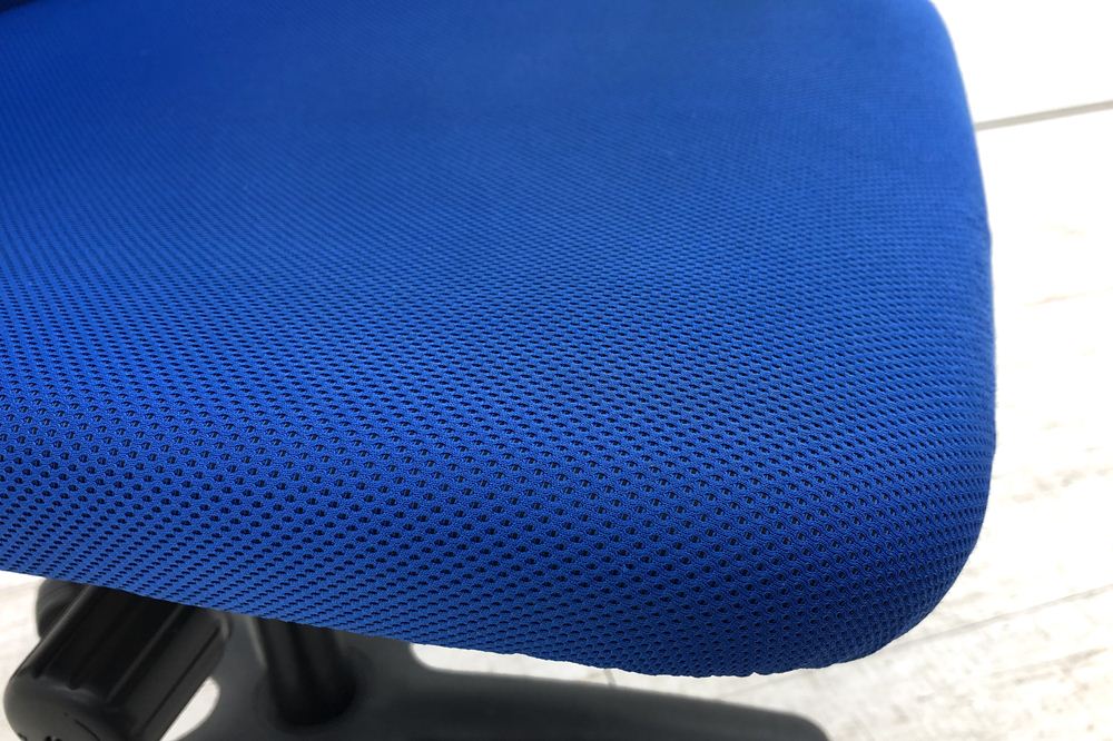 オカムラ カロッツァチェア 中古 クッション ローバック 肘無 ブルー OKAMURA Carrozza 中古オフィス家具の画像