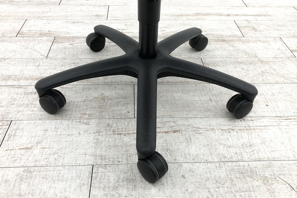 オカムラ カロッツァチェア 中古 クッション ローバック 肘無 ブルー OKAMURA Carrozza 中古オフィス家具の画像