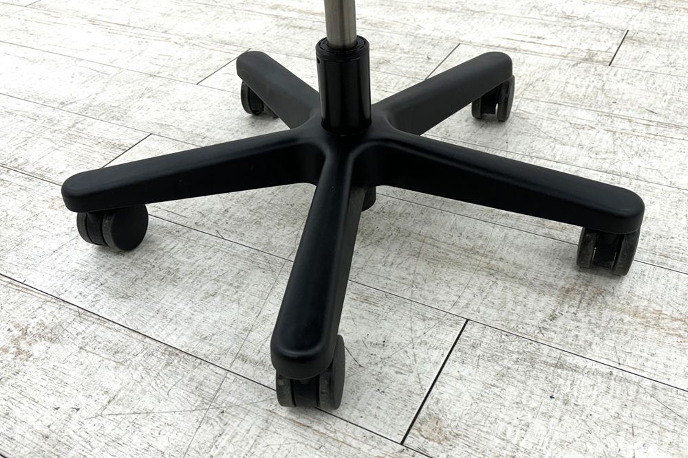 イトーキ トルテチェア 中古 肘無 ローバック ブルー 事務椅子 ITOKI 中古オフィス家具の画像