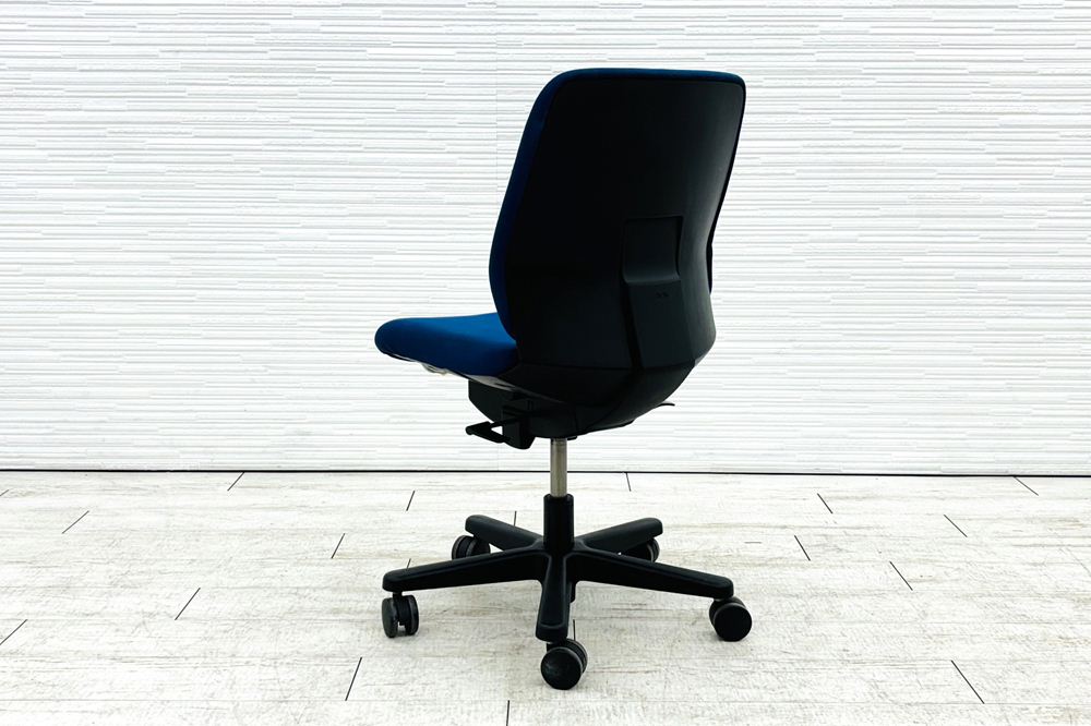 イトーキ トルテチェア 中古 肘無 ローバック ブルー 事務椅子 ITOKI 中古オフィス家具の画像