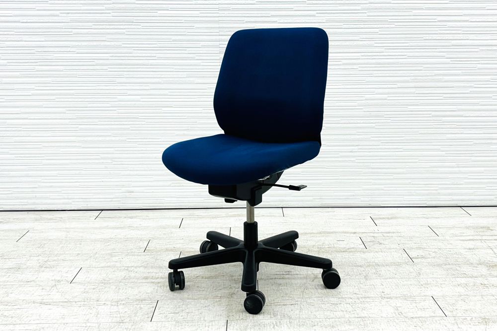 イトーキ トルテチェア 中古 肘無 ローバック ブルー 事務椅子 ITOKI 中古オフィス家具の画像