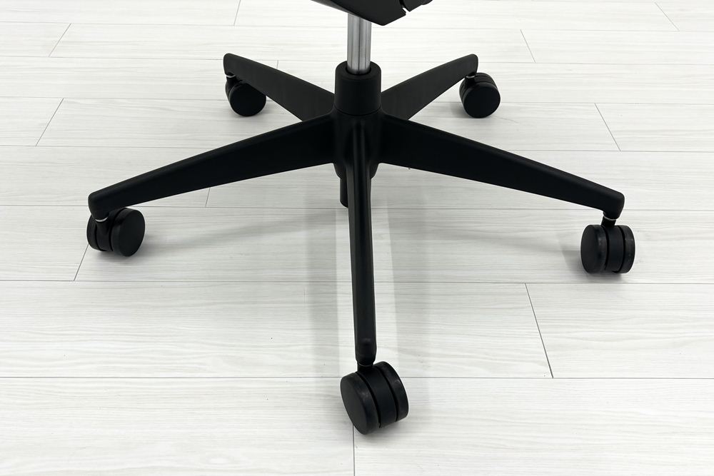 コクヨ ウィザードチェア 肘無 中古 ウィザード2 ローバック 中古オフィス家具 KOKUYO Wizard ブルー ハンガー付きの画像