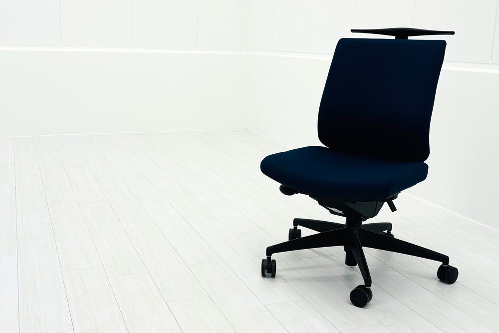 コクヨ ウィザードチェア 肘無 中古 ウィザード2 ローバック 中古オフィス家具 KOKUYO Wizard ブルー ハンガー付きの画像