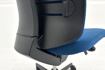 コクヨ ウィザードチェア 肘無 中古 ウィザード2 ローバック 中古オフィス家具 KOKUYO Wizard ブルー ハンガー付きの画像