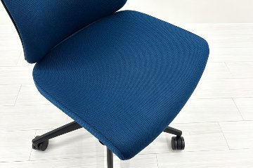 コクヨ ウィザードチェア 肘無 中古 ウィザード2 ローバック 中古オフィス家具 KOKUYO Wizard ブルー ハンガー付きの画像