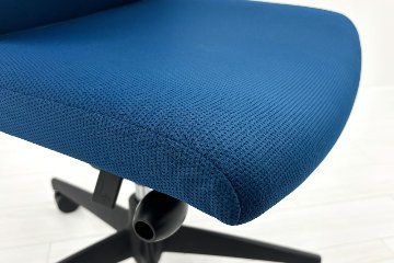 コクヨ ウィザードチェア 肘無 中古 ウィザード2 ローバック 中古オフィス家具 KOKUYO Wizard ブルー ハンガー付きの画像