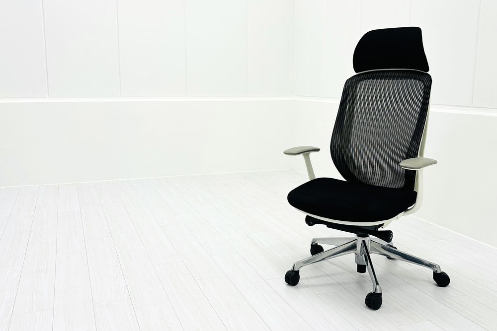 オカムラ シルフィーチェア 中古 2017年製 エクストラハイバック ヘッドレスト付 固定肘 OKAMURA Sylphy 中古オフィス家具 ブラックの画像