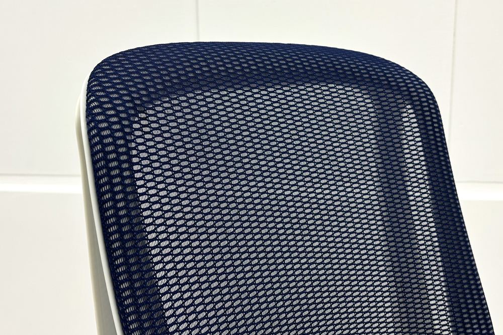 オカムラ シルフィーチェア 中古 2021年製 ハイバック 可動肘 OKAMURA Sylphy クッション 中古オフィス家具 C685BW-FMP3 ミディアムブルーの画像