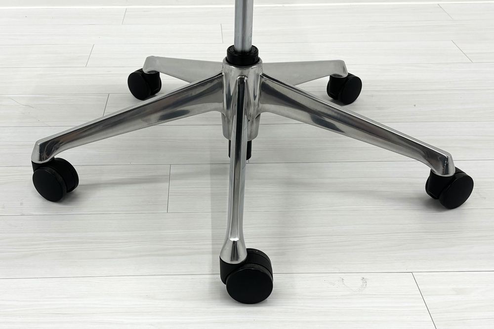 オカムラ シルフィーチェア 中古 2021年製 ハイバック 可動肘 OKAMURA Sylphy クッション 中古オフィス家具 C685BW-FMP3 ミディアムブルーの画像