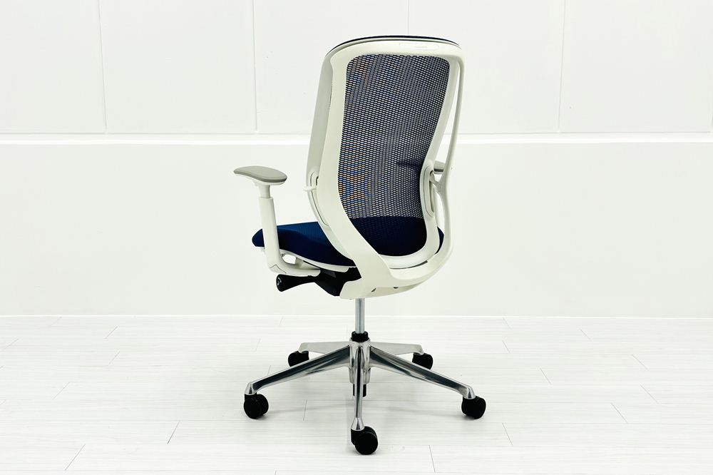 オカムラ シルフィーチェア 中古 2021年製 ハイバック 可動肘 OKAMURA Sylphy クッション 中古オフィス家具 C685BW-FMP3 ミディアムブルーの画像