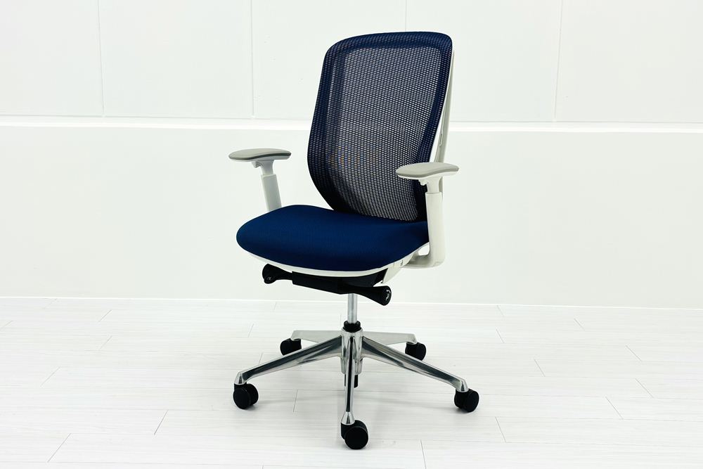 オカムラ シルフィーチェア 中古 2021年製 ハイバック 可動肘 OKAMURA Sylphy クッション 中古オフィス家具 C685BW-FMP3 ミディアムブルーの画像