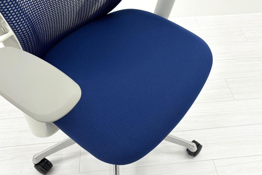 オカムラ シルフィーチェア 中古 2021年製 ハイバック 可動肘 OKAMURA Sylphy クッション 中古オフィス家具 C685BW-FMP3 ミディアムブルーの画像