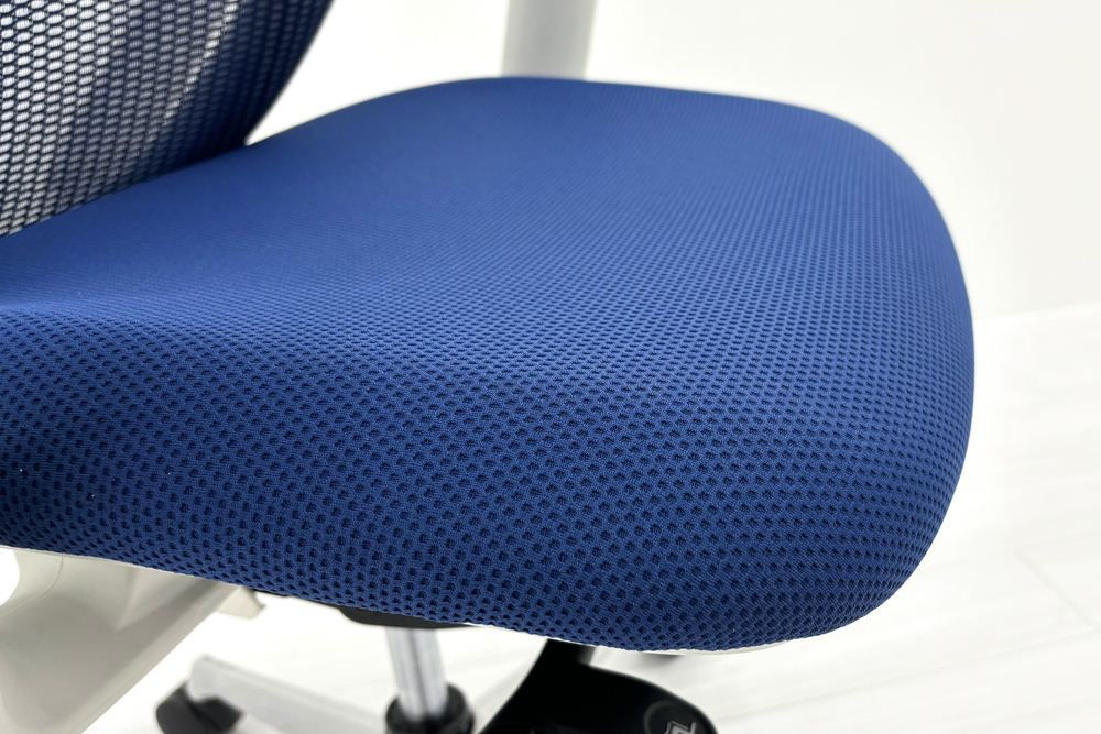 オカムラ シルフィーチェア 中古 2021年製 ハイバック 可動肘 OKAMURA Sylphy クッション 中古オフィス家具 C685BW-FMP3 ミディアムブルーの画像