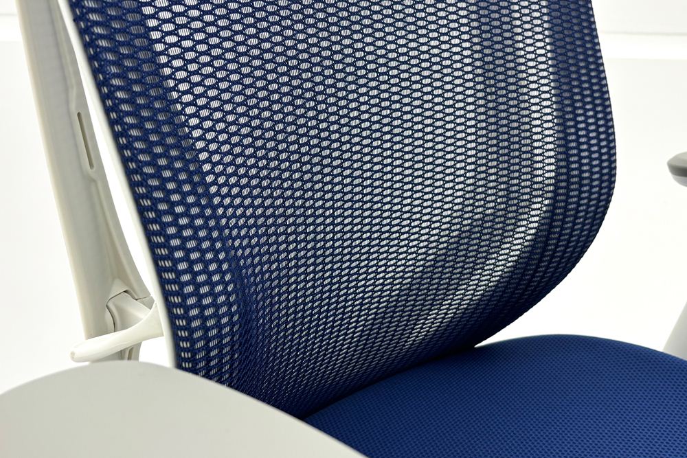 オカムラ シルフィーチェア 中古 2021年製 ハイバック 可動肘 OKAMURA Sylphy クッション 中古オフィス家具 C685BW-FMP3 ミディアムブルーの画像