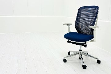 オカムラ シルフィーチェア 中古 2021年製 ハイバック 可動肘 OKAMURA Sylphy クッション 中古オフィス家具 C685BW-FMP3 ミディアムブルーの画像