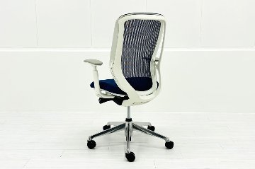 オカムラ シルフィーチェア 中古 2021年製 ハイバック 可動肘 OKAMURA Sylphy クッション 中古オフィス家具 C685BW-FMP3 ミディアムブルーの画像